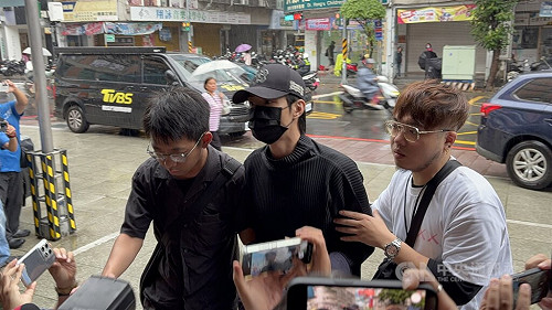 修杰楷、張書偉涉閃兵案各50萬元交保