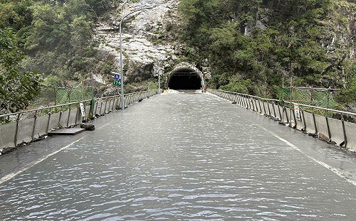 壩體滲流水位高漲　燕子口堰塞湖恐潰決！林保署緊急示警