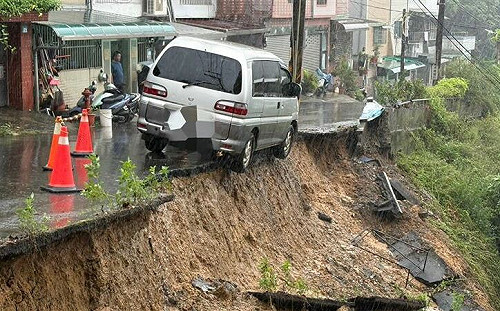 雨彈狂炸北台灣！新北三峽區路基掏空 廂型車懸空險象環生