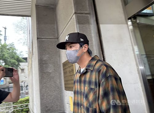 坤達涉閃兵50萬元交保　致歉「讓很多人失望」