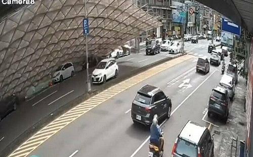 台中整排鷹架倒塌畫面驚悚！砸中6車1騎士受傷 網轟：怎麼又是台中