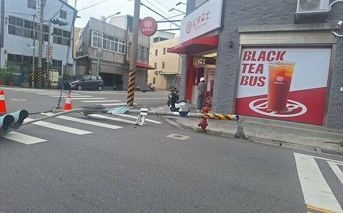 苗栗10級強風連日吹！紅綠燈斷裂傾倒 險砸中路過人、車