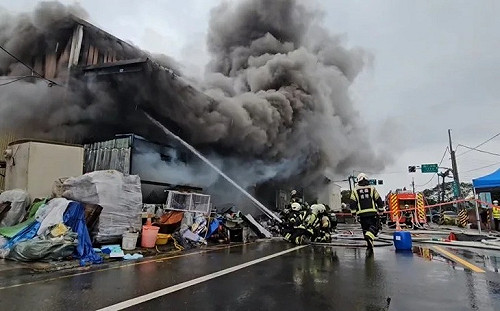 桃園倉庫大火延燒2小時！網拍夫婦仍失聯 長照機構緊急疏散