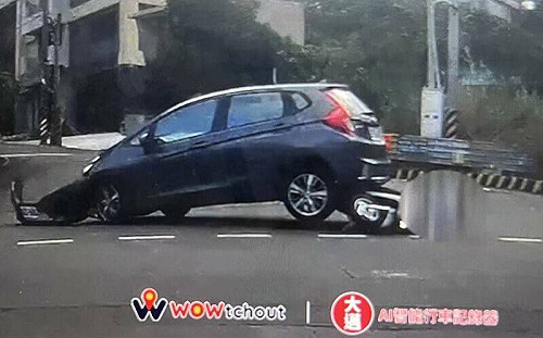 倒車變暴衝!新竹女駕駛拖行機車騎士 網直呼:太兇殘了