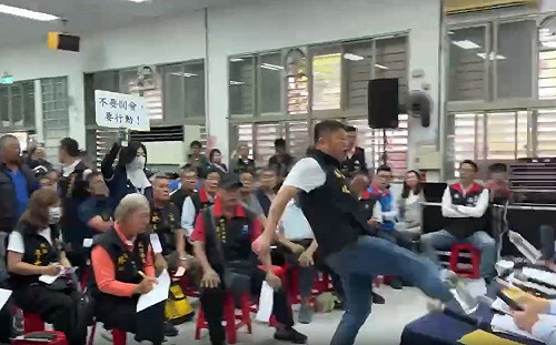 張峻鬧場一腳狠踹到面前 傅崐萁開戰:「花蓮民主之恥」