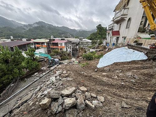 新店社區擋土牆坍塌　新北以混凝土頂塊穩固邊坡