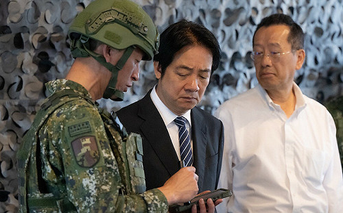 與官兵一同享用加熱式餐盒  賴清德：國軍值得我們最優質的投資