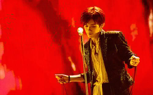 被于朦朧點名？易烊千璽「超鬼」演唱會元素  遭疑「借運祭壇」