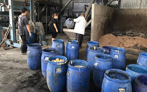 屏東畜牧場載外縣市廚餘傾倒！今強闖焚化廠遭警查扣 縣府重罰送辦