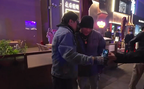 (影) 館長直播突現「一邊一國」全拍下！合照秒變政治宣言 網：這哥們膽子不小