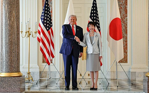 (影) 不甩日本國旗! 川普跳過敬禮環節逕自離去 高市難掩驚愕神情