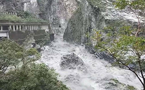 (影)像海嘯一樣!燕子口堰塞湖中午潰堤 「滾滾洪水」震撼畫面曝光