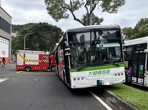 北市公車士林自撞消防隊前分隔島　幸無人傷
