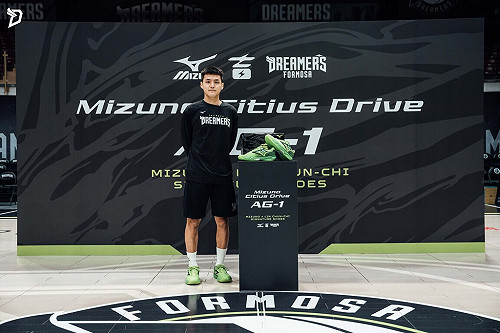 TPBL林俊吉擁個人簽名鞋 捐贈千雙球鞋回饋基層