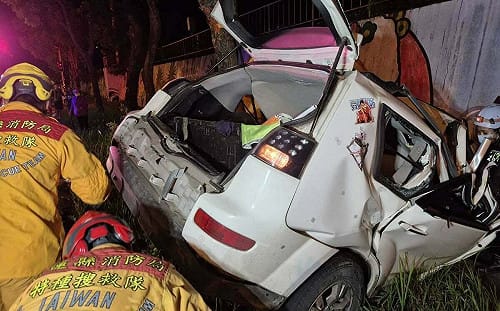 花蓮母酒駕無照載5童自撞路樹  車體凹成V字形、11歲童一度命危