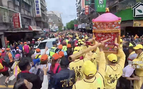 粉紅超跑」新北贊境 Day2! 信徒分送飲料、病癒青年隨行祈願媽祖保佑