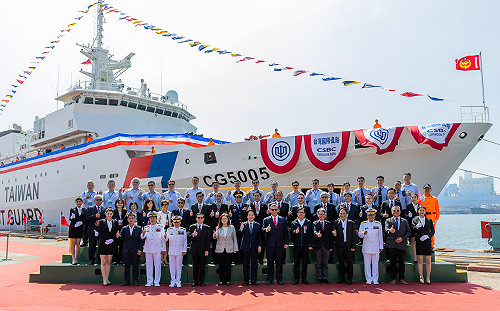 賴清德主持雙艦成軍下水聯合典禮 台北艦攜手西拉雅巡護船捍衛海疆