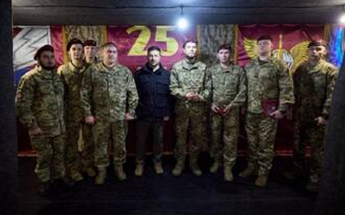 (影)  給亞速營打氣! 澤連斯基親赴紅軍城 3成戰鬥集中在此 清剿庫皮揚斯克俄軍