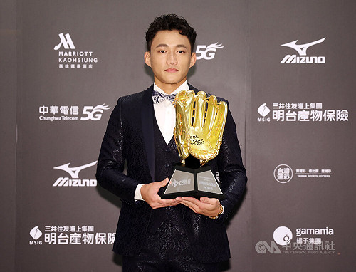 郭天信奪金手套帶兒子出席　盼守備機會次數再突破