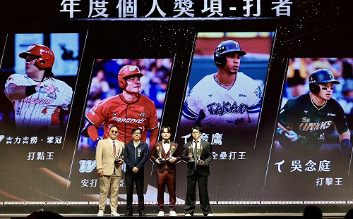 睽違30年中職頒獎典禮移師高雄   陳其邁頒發打者年度個人獎項