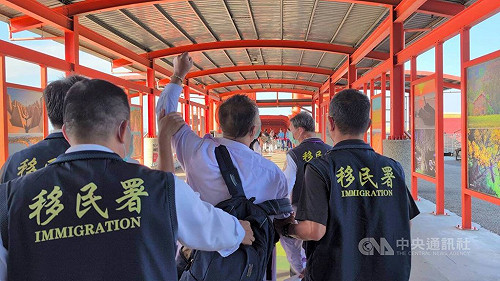 金縣府前中國男撒統一傳單　驅逐出境前高喊和平統一