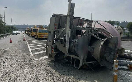 國3追撞雙屍24小時後水泥車翻覆！駕駛稱方向盤突鎖死 「抓交替」引猜測