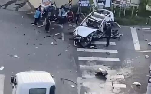 恆春特斯拉車禍釀1死7傷！遭波及機車一家四口恐求償無門