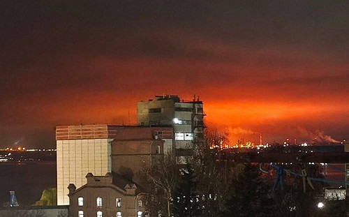 (影) 烏突襲俄煉油廠、黑海港火光沖天 ! 紅軍城驚現「末日騎兵」網 : 《瘋狂麥斯》真實版? 