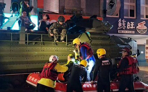 宜蘭蘇澳淹大水出動膠舟、兩棲車救災！居民：排水系統到底怎麼排