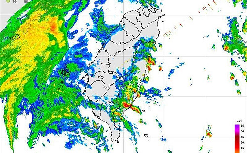 鳳凰高低層分離減弱變瘦！鄭明典提醒仍有風雨威脅：颱風環流還在