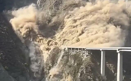 （影）中共大橋垮下來! 坍塌畫面好恐怖 四川雙江口紅旗大橋今年才通車就出事