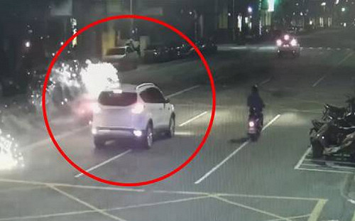 高雄街頭出現「移動炮台」！駕車沿路放鞭炮 警鎖定車主開罰