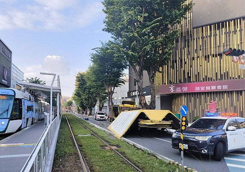 高雄大貨車擦撞路樹　箱體崩解波及1騎士