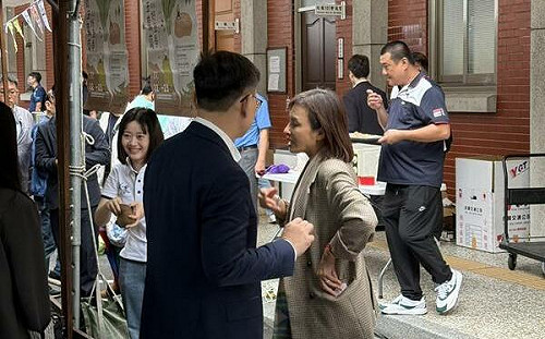 初選競爭激烈！邱議瑩辦活動獨漏她？ 賴瑞隆緊黏拍照引關注