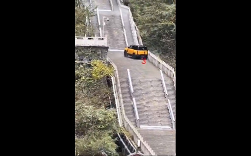 (影) 漏氣倒退嚕! 奇瑞汽車天梯挑戰反撞壞護欄 《北京日報》批評「這歪風」