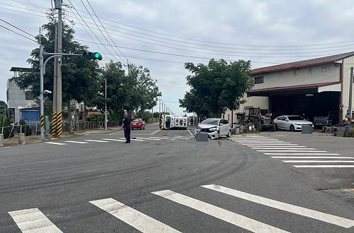 嘉縣救護車出勤途中被自小客撞翻　3人受傷送醫