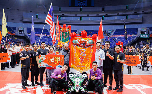 2025高雄戲獅甲水陸纏鬥二日   馬來西亞光藝醒獅團登獅王寶座