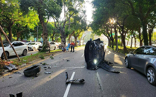 60歲男疑恍神自撞分隔島翻覆 車頭輪胎全噴飛 駕駛：不記得怎麼發生