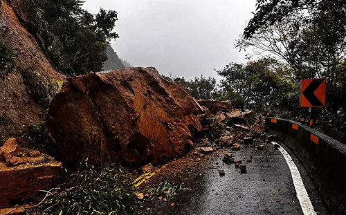 大雨致災！新北雙溪102線道「天降巨石」雙向交通受阻