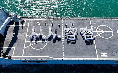 王世堅「上共艦」! 解放軍艦驚現「從從容容」、「游刃有餘」船員排字