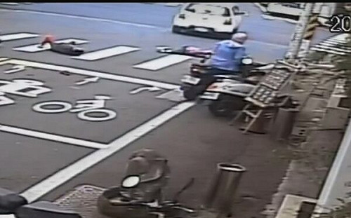 轎車衝撞機車還輾人肇逃  釀1死3傷！網轟：根本蓄意謀殺