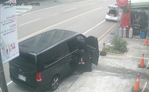 賓士長裙女下車竟蹲路邊大號！網痛批：丟臉又沒公德心