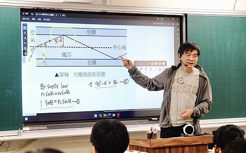 高雄智慧校園再升級   115學年度三級學校班班配備大型觸控螢幕