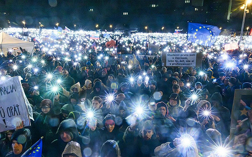 斯洛伐克萬人上街抗議總理! 費科保守民粹、親俄走向引眾怒