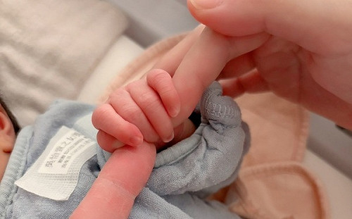 吳怡萱女兒「吳花果」出生了！柯文哲、黃國昌送上祝福 