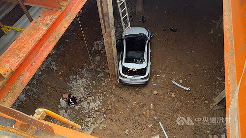 桃園女開車掉下8米深捷運施工坑洞 命大僅輕傷