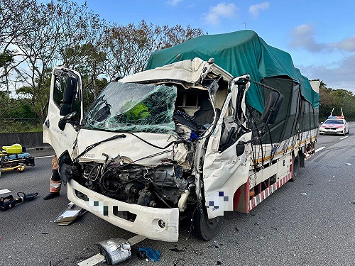 國1南下新竹段4車連撞　小貨車駕駛命危送醫