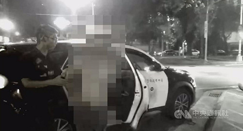 台中警處理酒後爭吵案  男持玻璃杯攻擊警員送辦