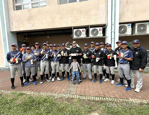 黑豹旗16強賽　張育成送麥當勞鼓舞興大附農學弟