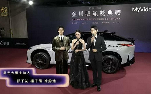 金馬62》紅毯登場！楊千霈黑禮服大秀美背 搭檔徐鈞浩、彭千祐